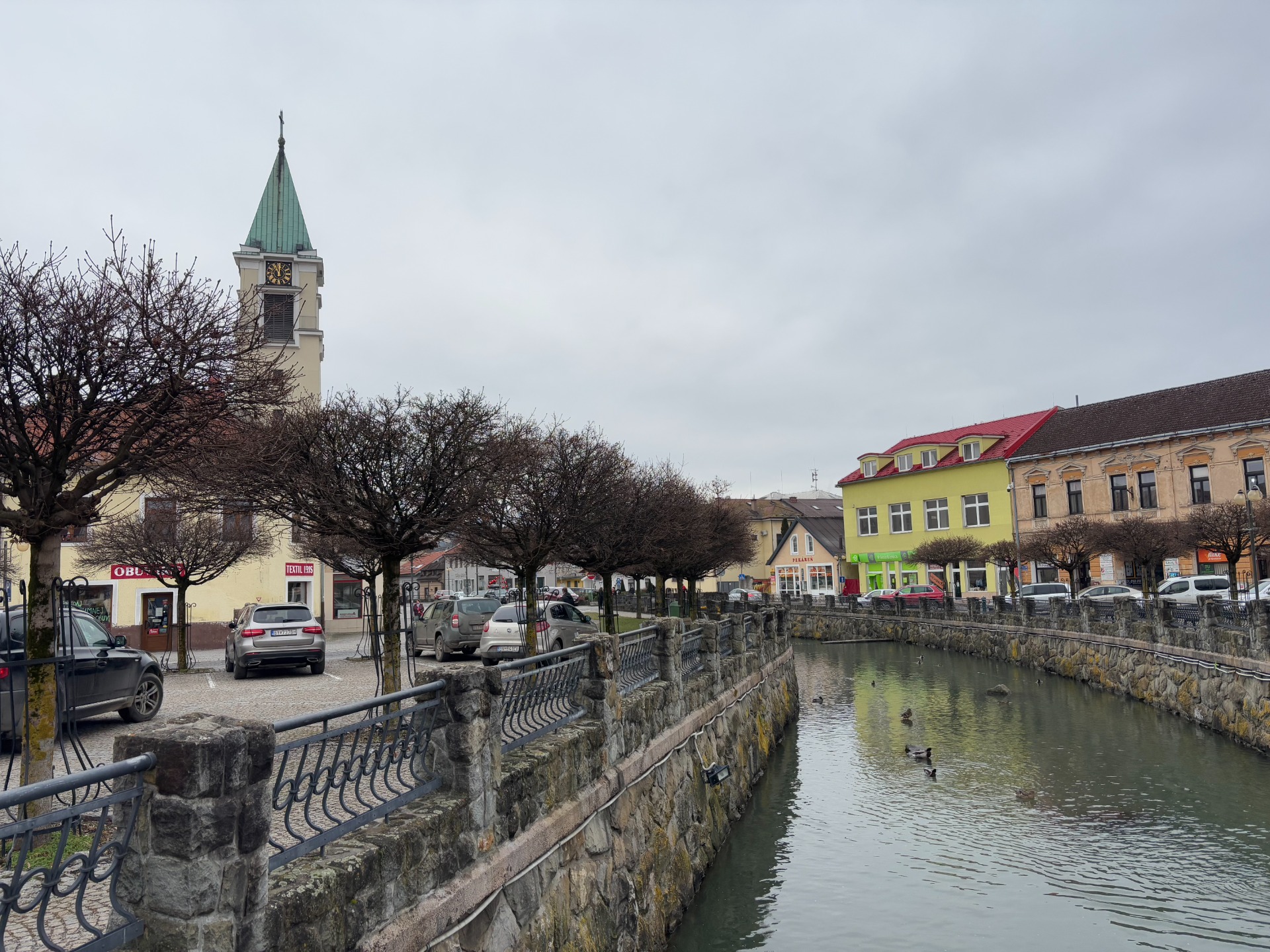 Pohľad na rieku Petrovičku z Námestia SR