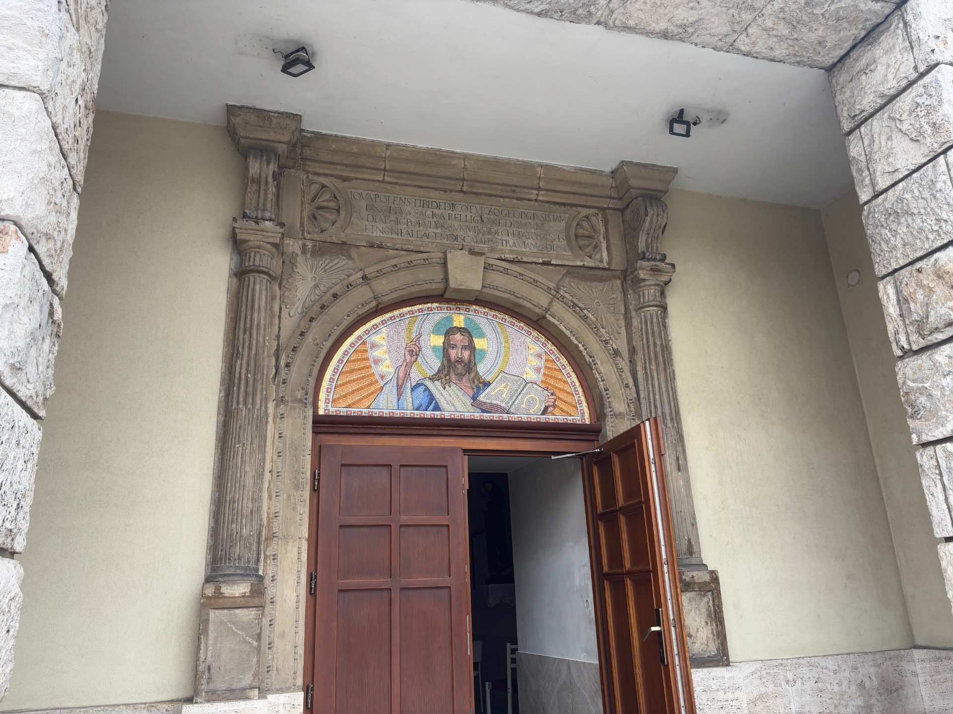 Hlavný vchod kostola