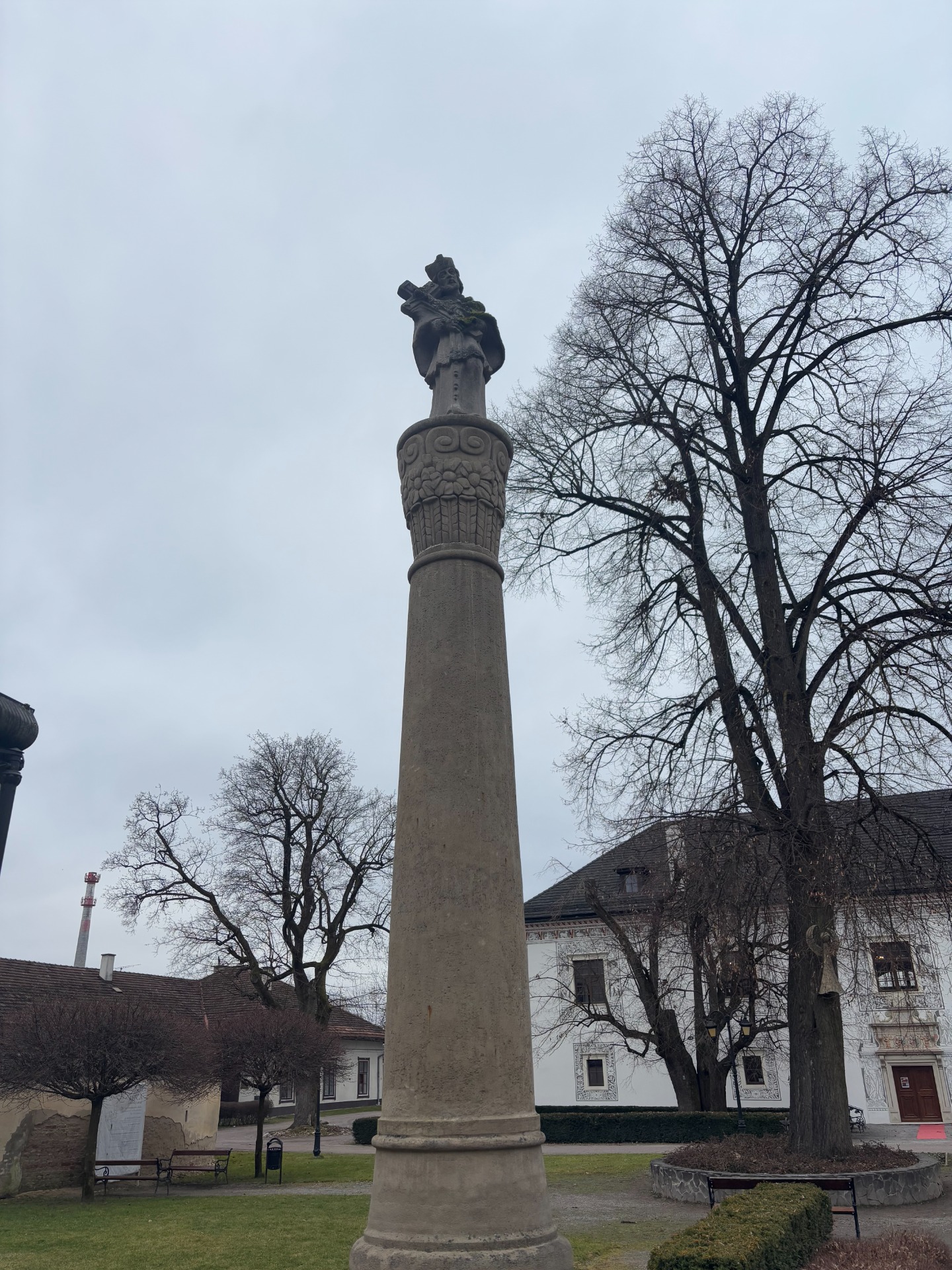 Socha sv. Jána Nepomuckého pri vstupe do zámku
