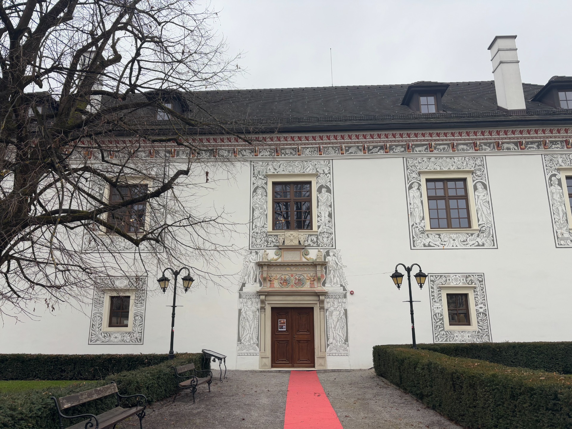 Predná strana Sobášneho paláca