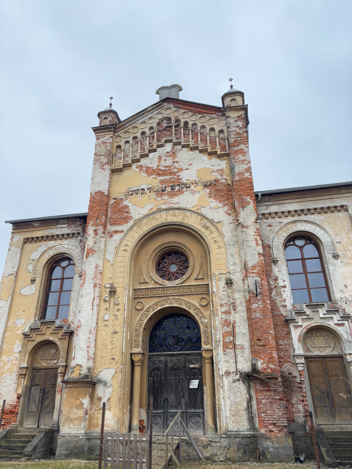 Predná strana Synagógy