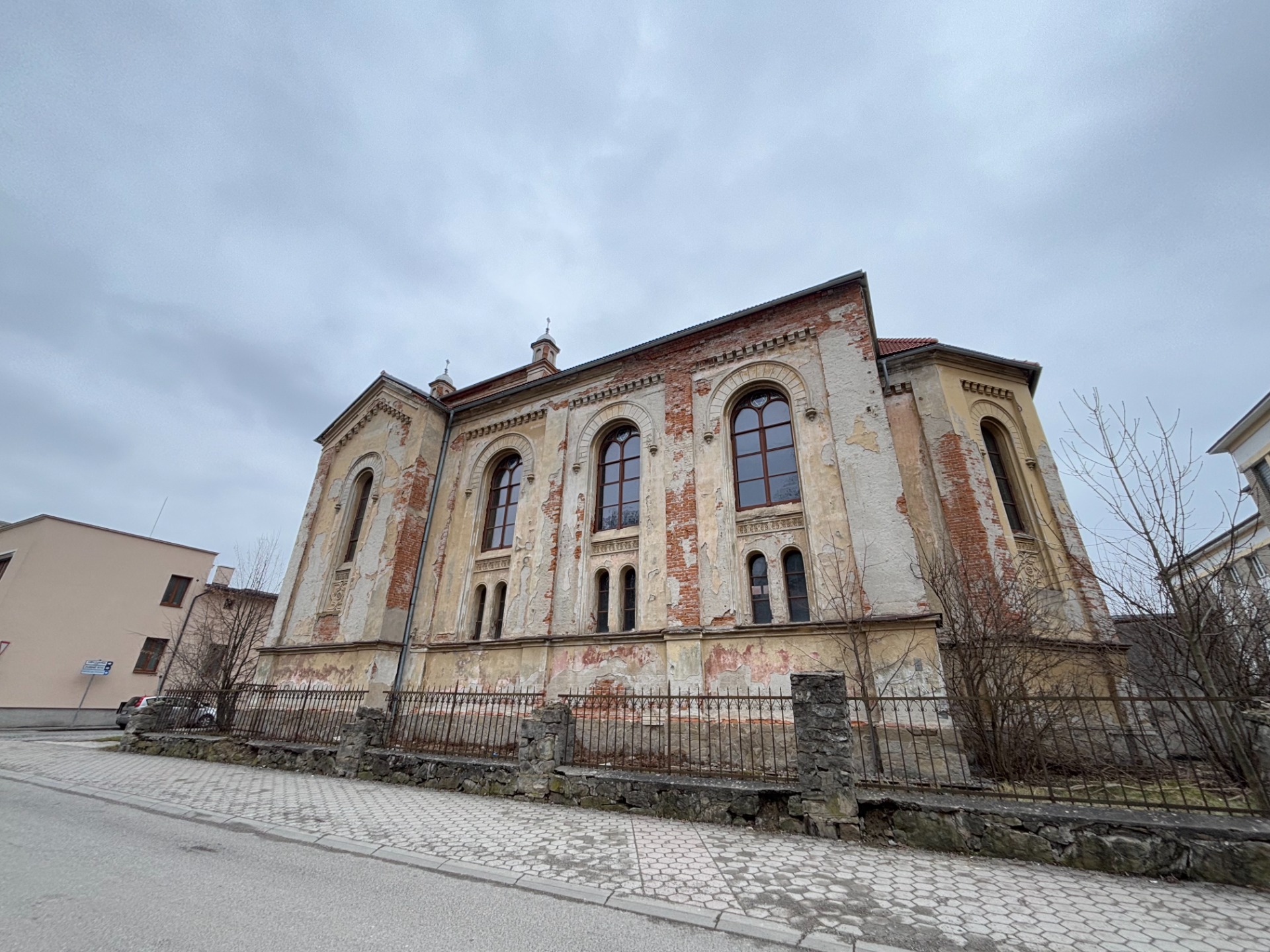 Bočná strana Synagógy