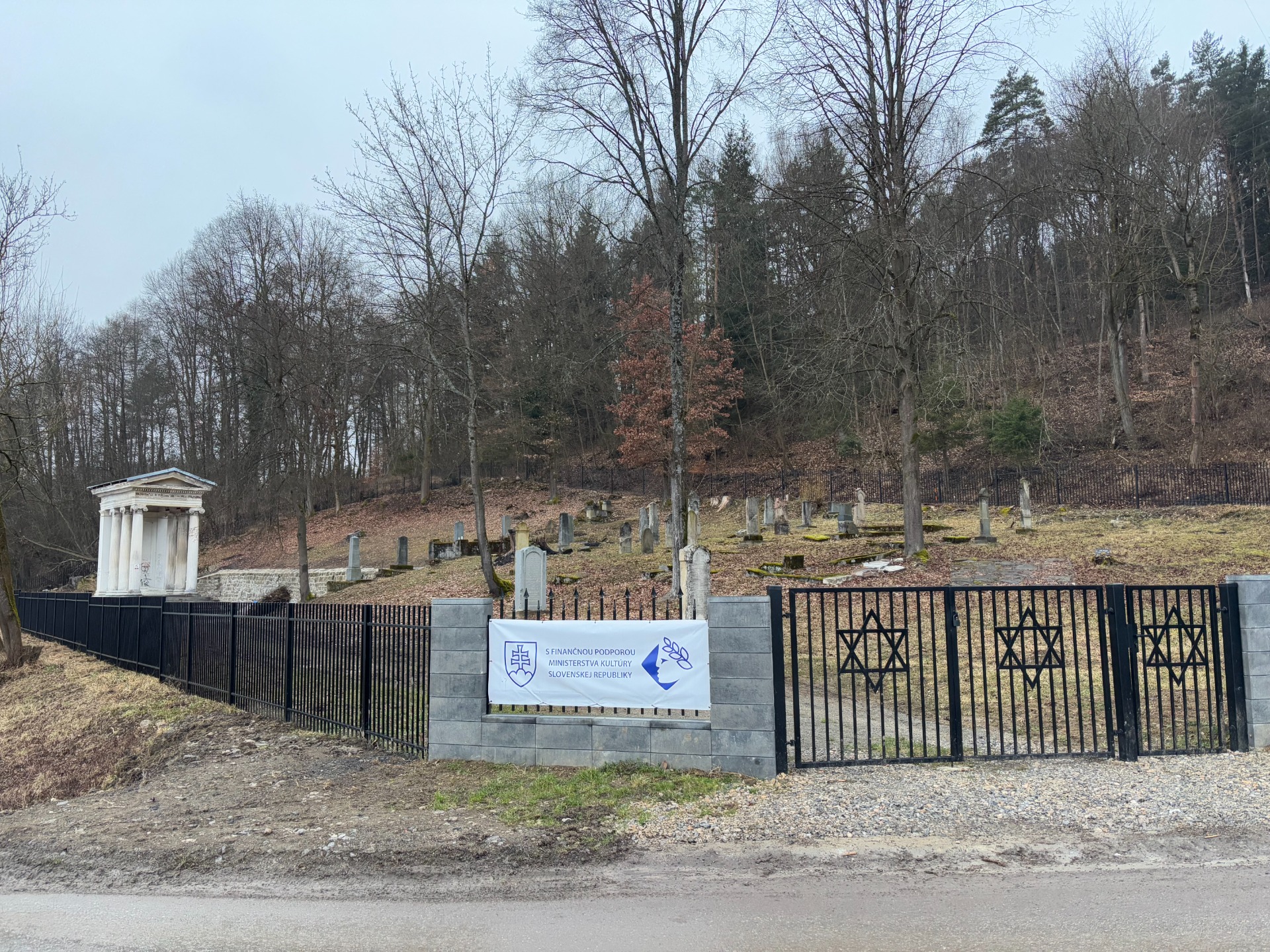 Židovský cintorín a Popperova hrobka