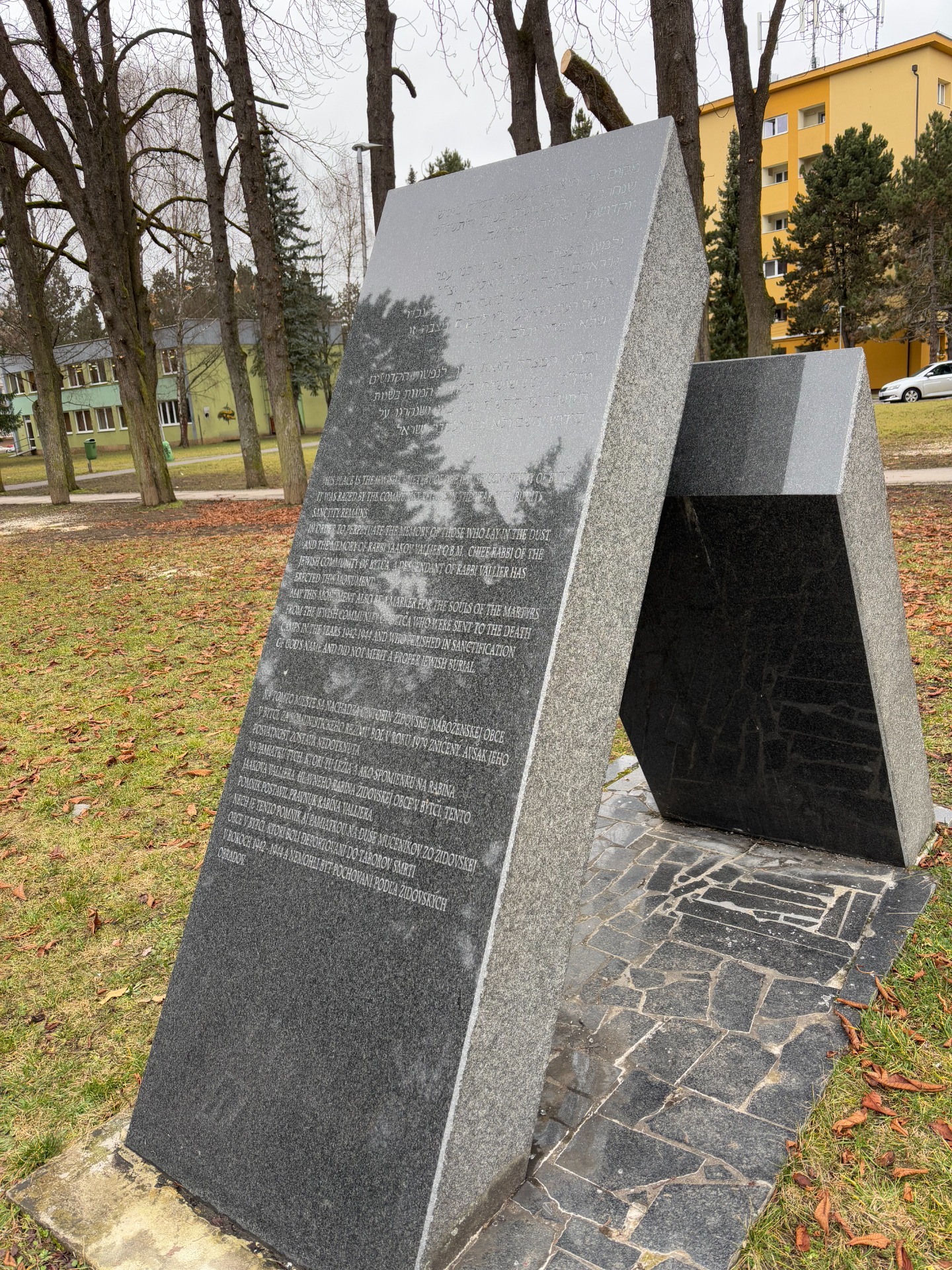 Text na pamätníku v 3 jazykoch