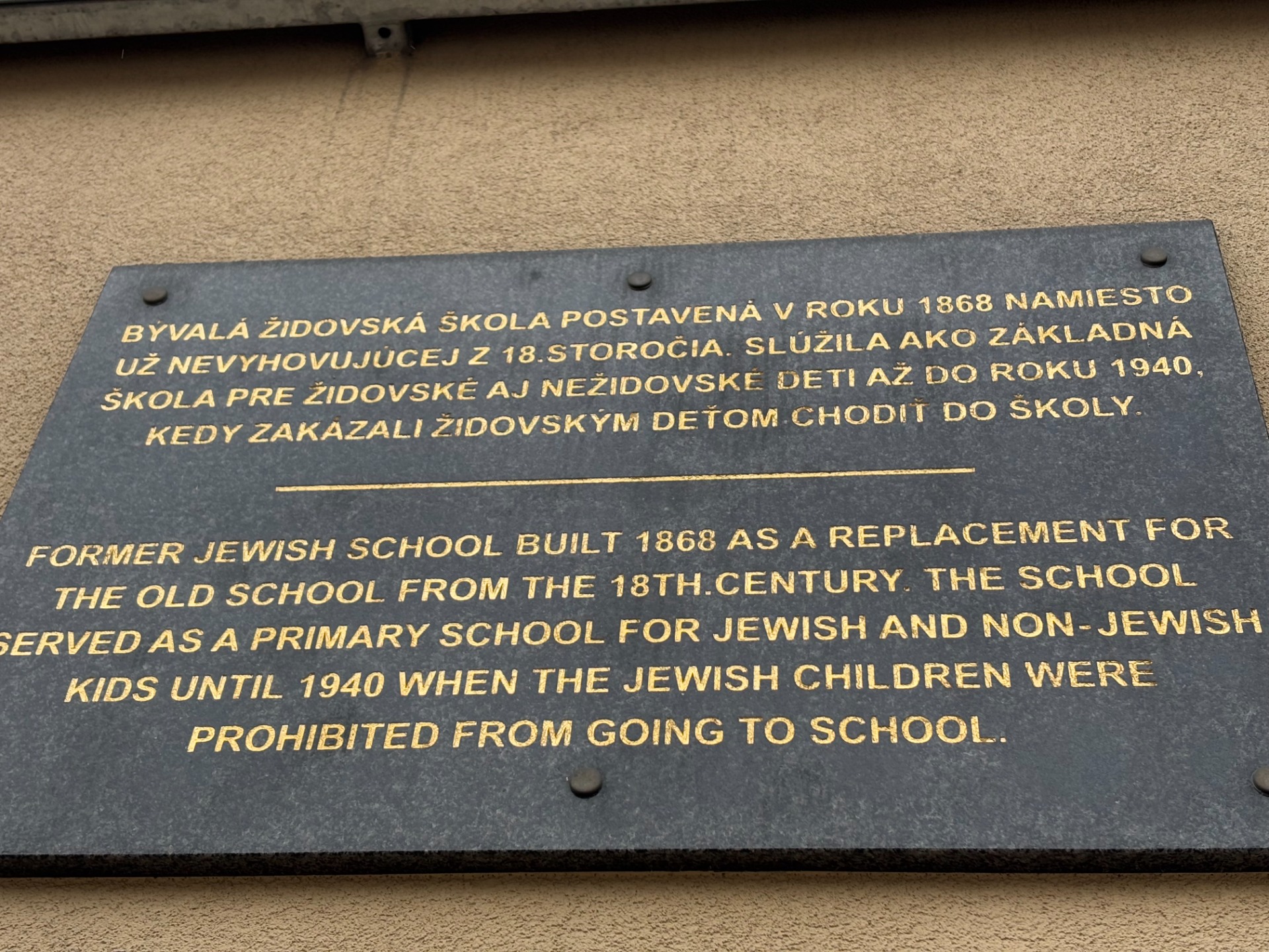 Pamätná tabuľa na bývalej židovskej škole