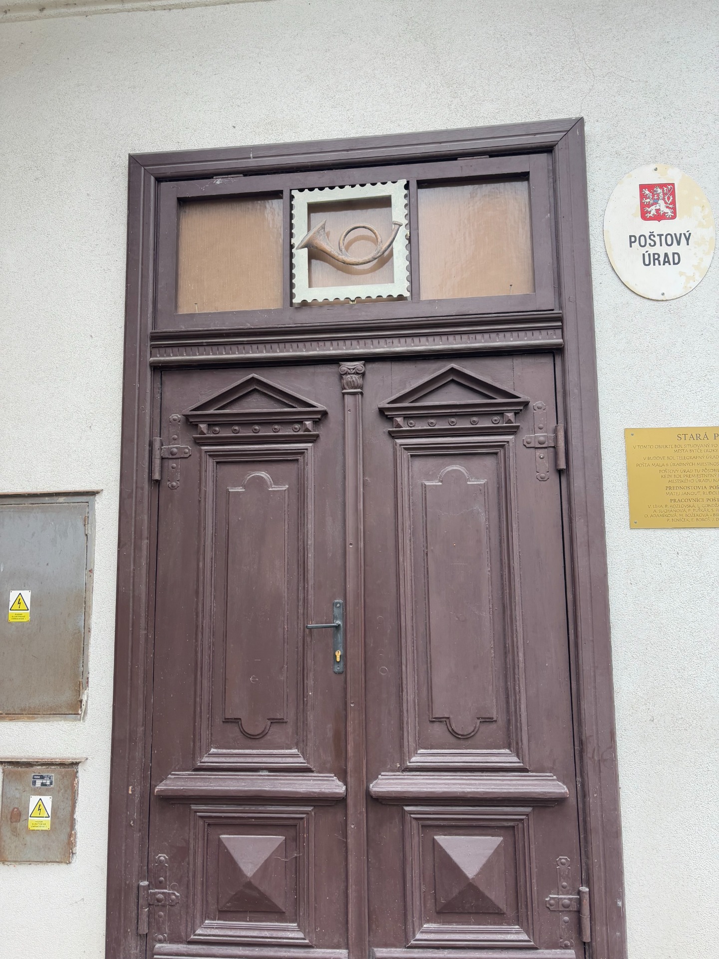 Vchodové dvere a pamätná tabuľa